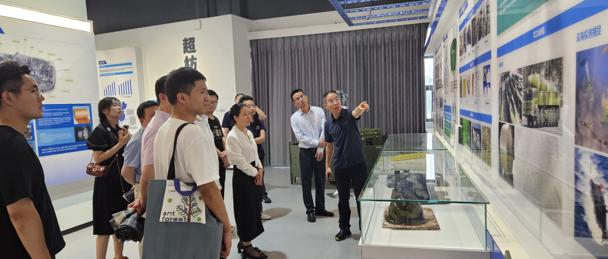 中南医院参观AG尊龙医疗创新研究院合作高校武汉纺织大学，共探医纺结合创新之路